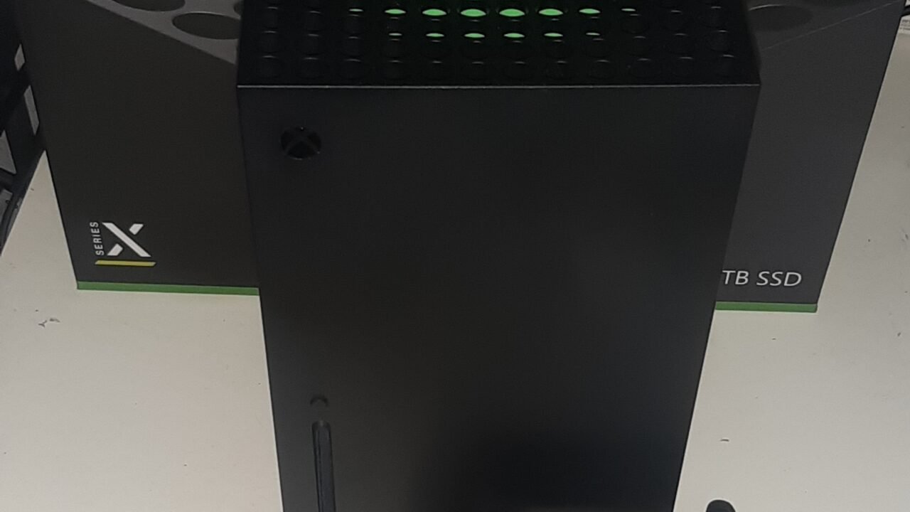 Конзола Xbox Series X с контролер пред кутията си – основата на Xbox Series X25