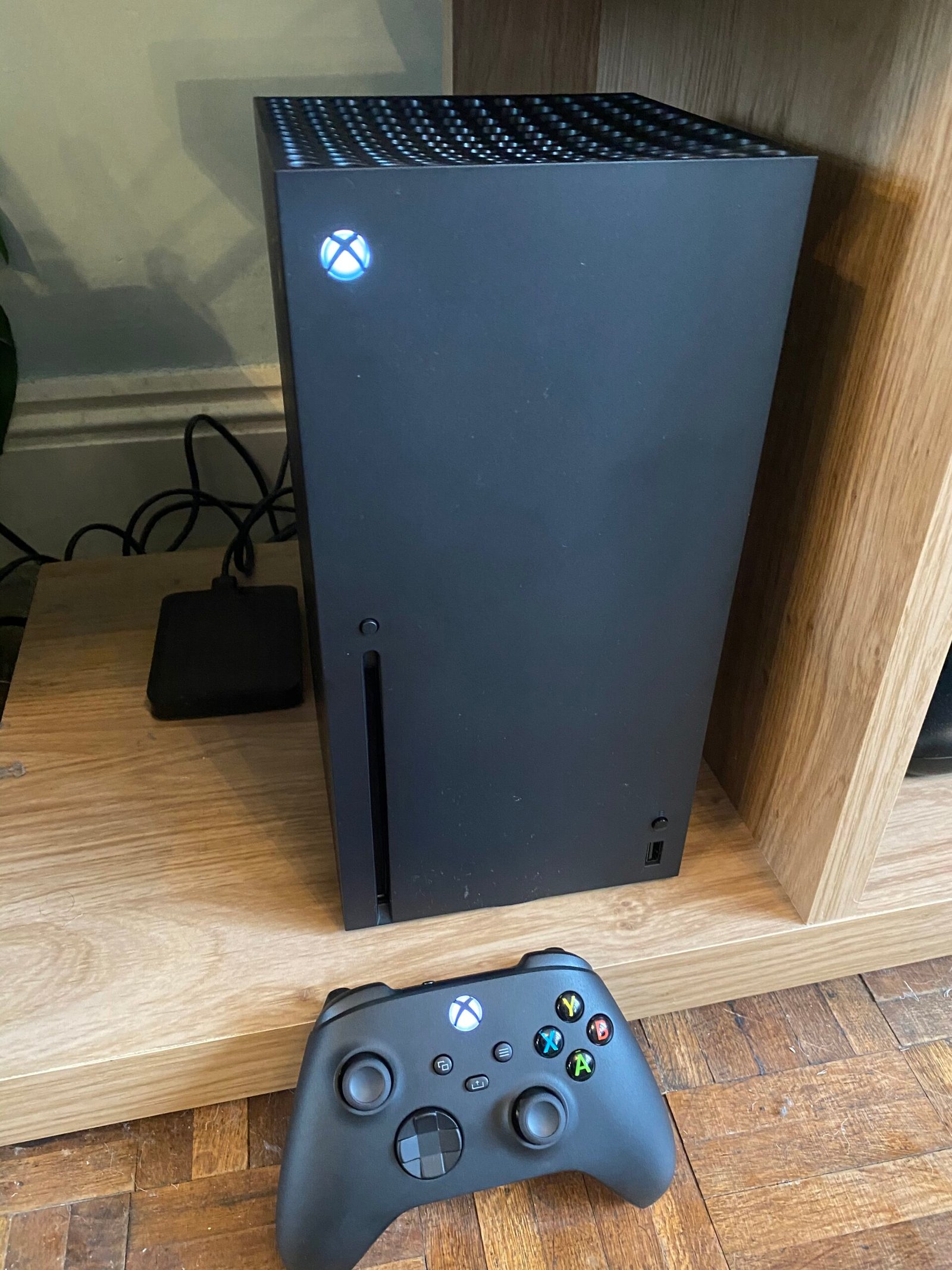 Конзола Xbox Series X с контролер – Xbox XP и новото ръководство