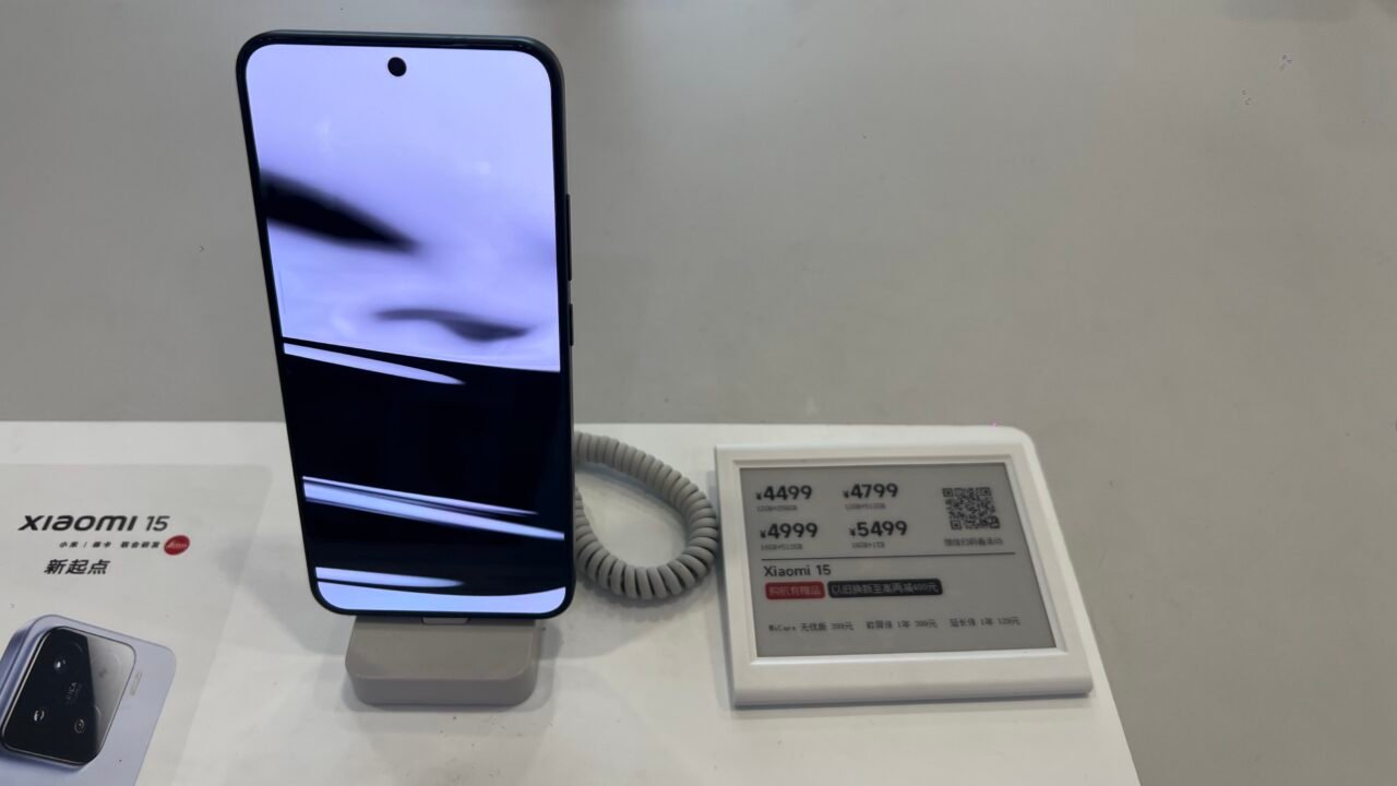 Смартфон Xiaomi 15 на щанд