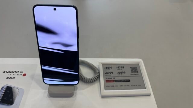Смартфон Xiaomi 15 на щанд