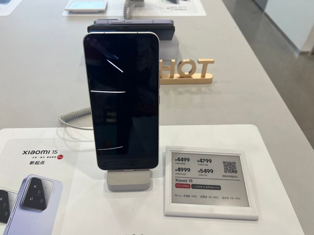 Смартфон Xiaomi 15 на витрина в магазин
