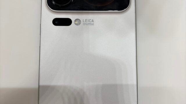 Xiaomi 18 Pro в Европа: задната страна на предшественика Xiaomi 17 Pro в бяло с Leica камера