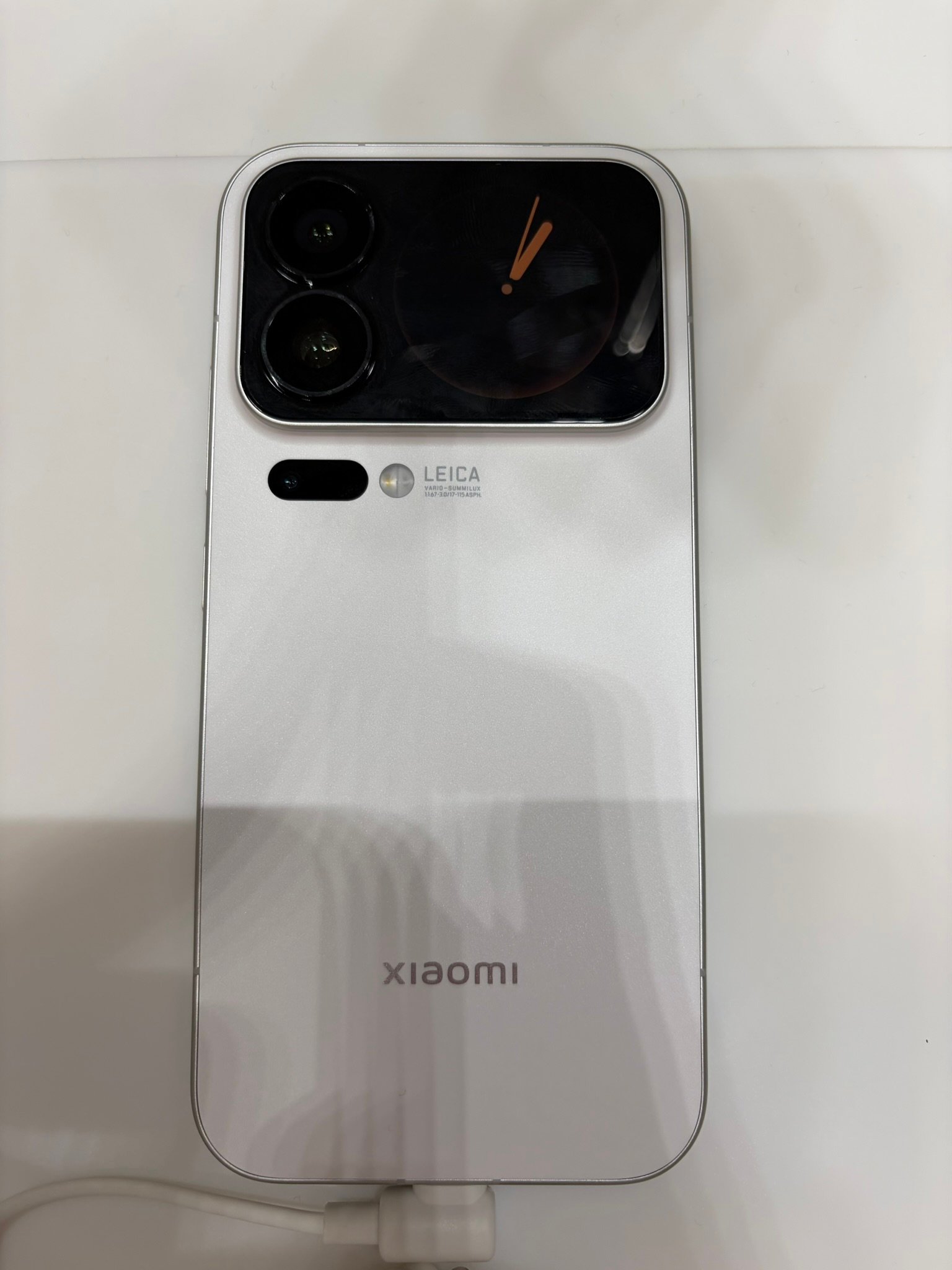 Xiaomi 18 Pro в Европа: задната страна на предшественика Xiaomi 17 Pro в бяло с Leica камера