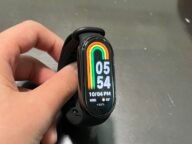 Гривната Xiaomi Smart Band 8 – предшественик на Xiaomi Smart Band 11 със същата овална форма на екрана