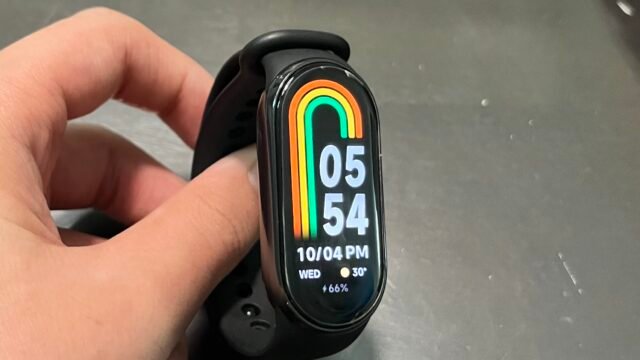 Гривната Xiaomi Smart Band 8 – предшественик на Xiaomi Smart Band 11 със същата овална форма на екрана