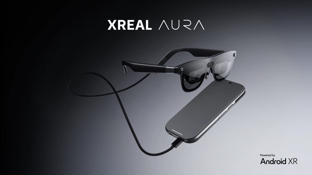 Очилата XREAL Aura с Android XR, свързани с кабел към изчислителния модул