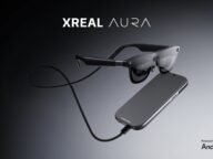 Очилата XREAL Aura с Android XR, свързани с кабел към изчислителния модул